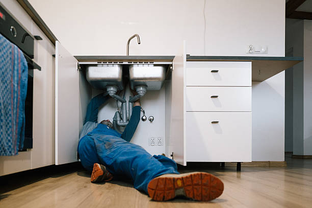 Professional Emergency Plumber technician working in Teays, WV